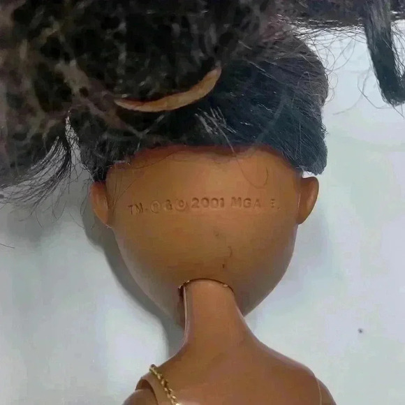 Bratz Movie Starz 2001  MGA Sasha Gold Dress - Picture 6 of 7